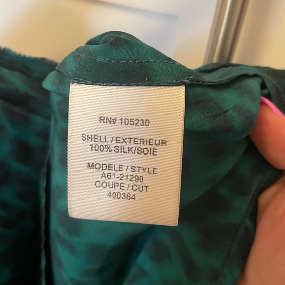 100% Silk, vintage joie blouse. Size M, Animal print, flowy short sleeve. - Picture 6 of 6